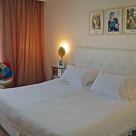 La Sainte Valerie Adults Only